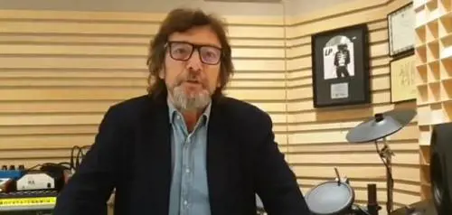 Claudio Cecchetto, malore per il produttore trasportato in ospedale con un’ambulanza