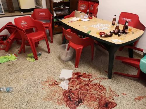 Sangue e vetri rotti, le foto choc dopo la sparatoria a Bitritto