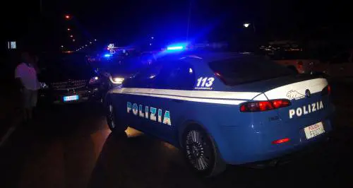 Aggrediscono guardia giurata e tentano di sfilargli pistola, arrestati