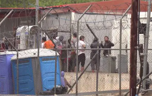 Nell'indifferenza dell'Ue, Atene trasferisce gli immigrati