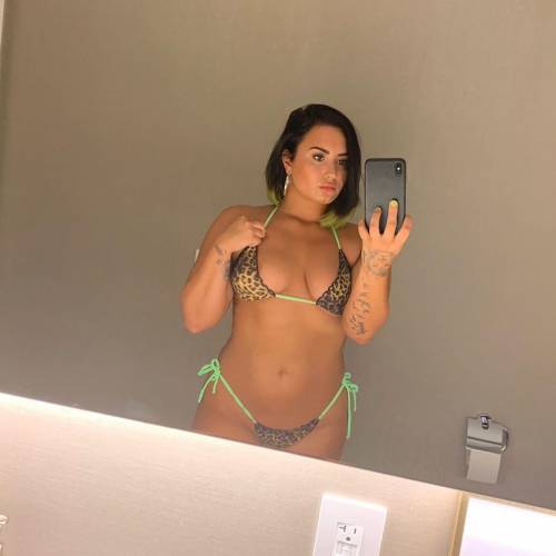 Hackerato account Snapchat di Demi Lovato, rubate sue foto intime