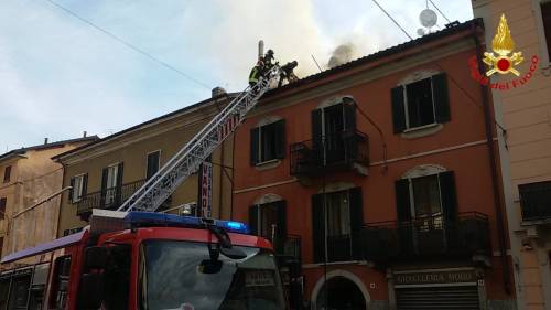 Varese, in fiamme un appartamento: tratti in salvo alcuni serpenti
