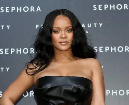 Rihanna mozzafiato in bikini nero e shorts
