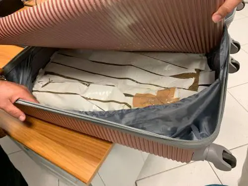 La valigia del corriere con dentro te chili di eroina