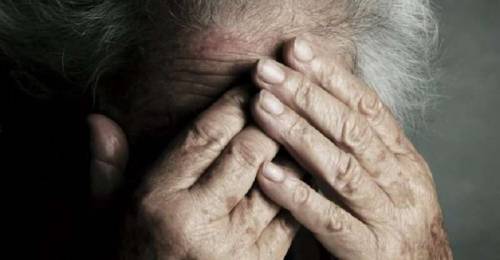 Stranieri pestano anziana durante rapina: naso e polso fratturati