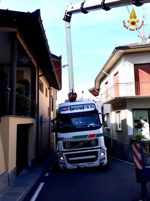 Nel Varesotto, cede il manto stradale: camion rimane incastrato