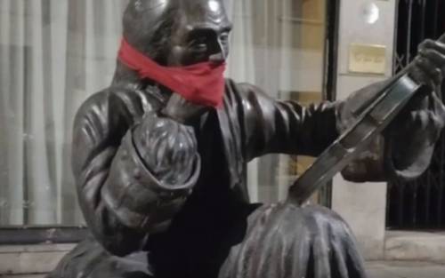 "No alla censura": CasaPound imbavaglia le statue di tutta Italia