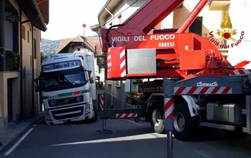 Nel Varesotto una voragine sulla strada: tir rimane incastrato