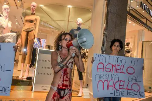 Iene Vegane contro Intimissimi: "Gli animali vanno rispettati"