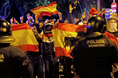 Spagna, Catalogna nel caos tra violenze e scontri per l’indipendenza
