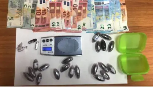 Taranto, spaccia agli arresti domiciliari: giovane in manette