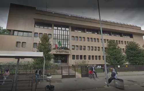 Prato, dopo rissa pesta agenti e danneggia volanti: fermato magrebino