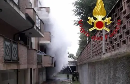 Scopre che l'ex moglie non ha relazioni: dà fuoco a casa e tenta il suicidio