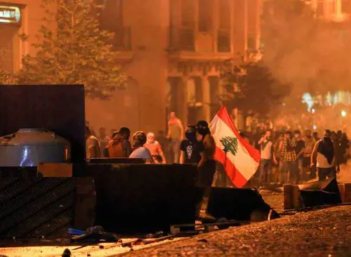 WhatsApp tassato, scontri e 2 morti