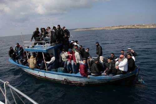 Il grido disperato dei migranti: "Libia? Meglio morire in mare"