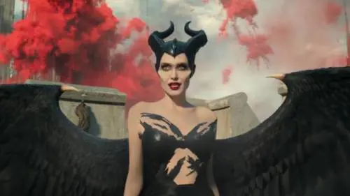 "Maleficent 2", avvincente solo il duello Jolie-Pfeiffer