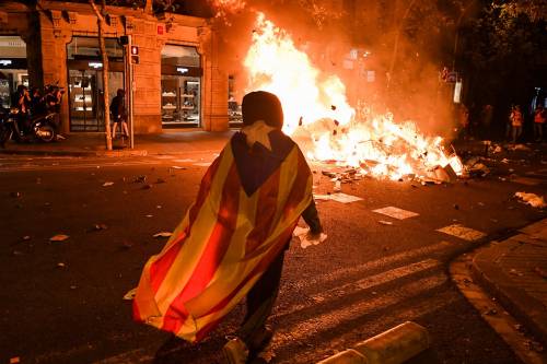 Notte di inferno a Barcellona: ecco cosa c'è dietro le violenze