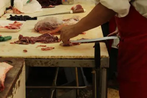 La macelleria non è a norma, magrebino attacca militari con bombola di gas