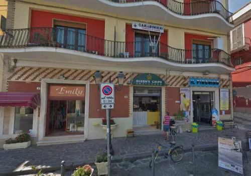 Gaeta, vuole alcolici gratis e attacca militari: rumeno solo denunciato