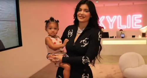 Kylie Jenner fa affari grazie alla sua versione di Rise and Shine di Ariana Grande