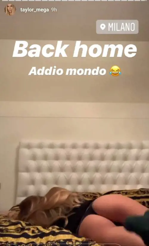 Taylor Mega sul letto con solo gli slip