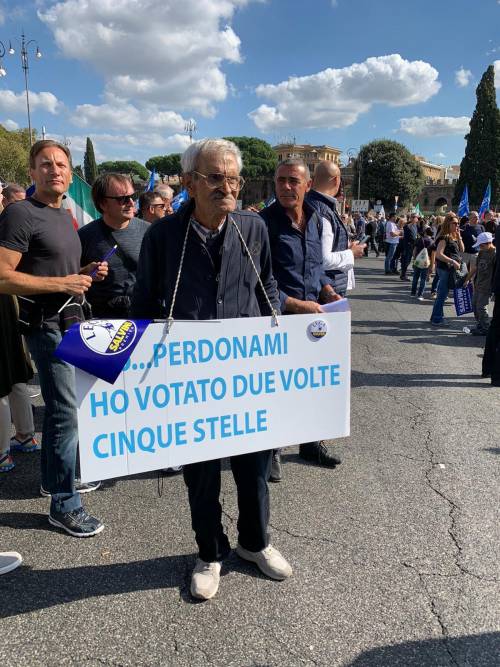 Roma, anziano scende in piazza e chiede perdono: "Ho votato due volte 5s"