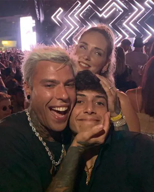 Fedez e Luis Sal provocano i fan. Il dettaglio hot non sfugge