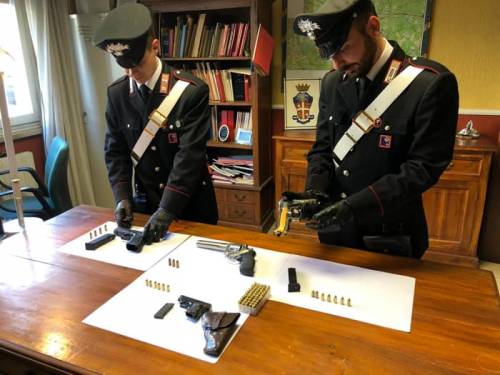 Roma, scoperto arsenale di armi e munizioni in casa di un pensionato: arrestato
