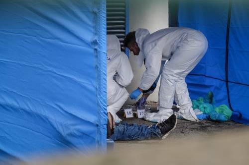 Cadavere di un clochard ritrovato nel parcheggio di Linate: aveva mani e piedi legati