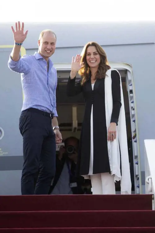 Paura in volo per William e Kate: ​l'aereo finisce in una tempesta di fulmini