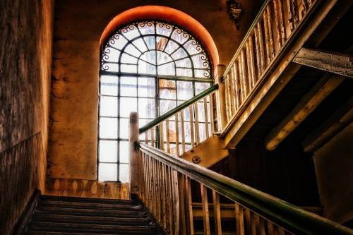 Milano, studentessa muore precipitando nella tromba delle scale