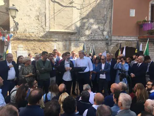 Bari, Emiliano sale sul palco e presenta la candidatura alle Regionali