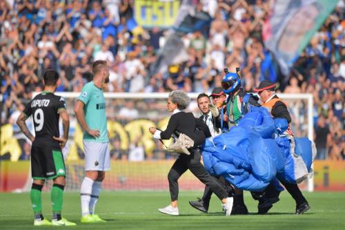 Sassuolo-Inter, paracadutista in campo durante il match del Mapei Stadium
