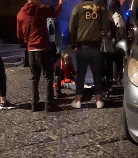 Notte di paura a Napoli: ragazza scippata e trascinata per metri da due rapinatori