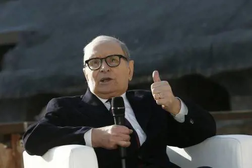 La clamorosa gaffe di De Magistris su Morricone: il post fa il giro del web