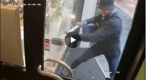 Rapina in pieno centro a Milano. Fracassano il vetro e rubato due Rolex