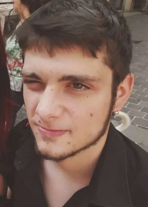 Agonizzante in strada, è caccia al pirata