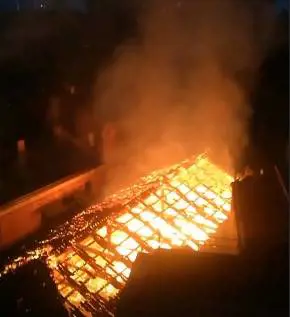 Torino, in fiamme il tetto della cavallerizza reale, patrimonio dell'Unesco