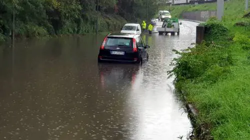 Maltempo, Milano affoga. Chiuse scuole e asili  e il traffico impazzisce