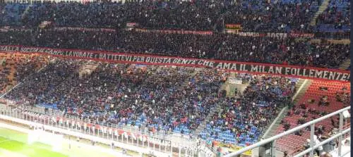 Milan, la curva sud alla squadra: "Battetevi per questa gente che ama i colori"
