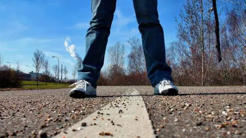 Abbandona l'auto sulla statale, poi minaccia e aggredisce i passanti