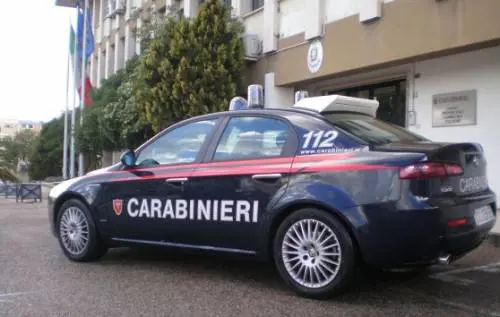 Ladri di armi incastrati da una boccetta di profumo: due arresti