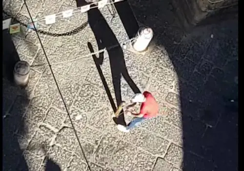 L'ultima frontiera dell'inciviltà a Napoli: paletti abusivi per riservare posti auto