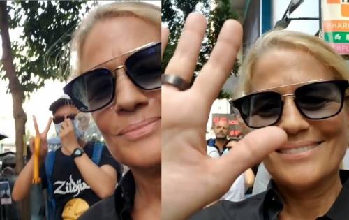 Heather Parisi coi figli alla protesta di Hong Kong, il web la critica: "Irresponsabile"