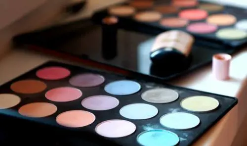 Maxi sequestro di prodotti cosmetici contraffatti: denunciata commerciante cinese