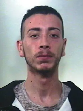 Fa "scivolare" cocaina dalla macchina e viene arrestato dai carabinieri