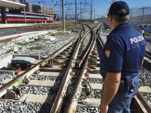 L'incidente, la fuga, il treno: il giallo dell'uomo morto con migliaia di euro addosso