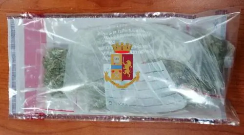 Ghanese con divieto di dimora in Campania scoperto a spacciare a Napoli: arrestato