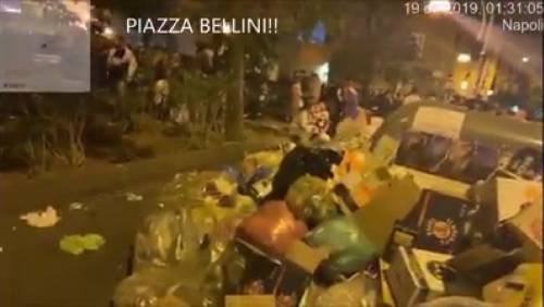 Napoli, in piazza Bellini la movida tra i cumuli di spazzatura