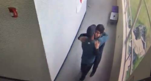 Il coach abbraccia lo studente con il fucile e lo disarma